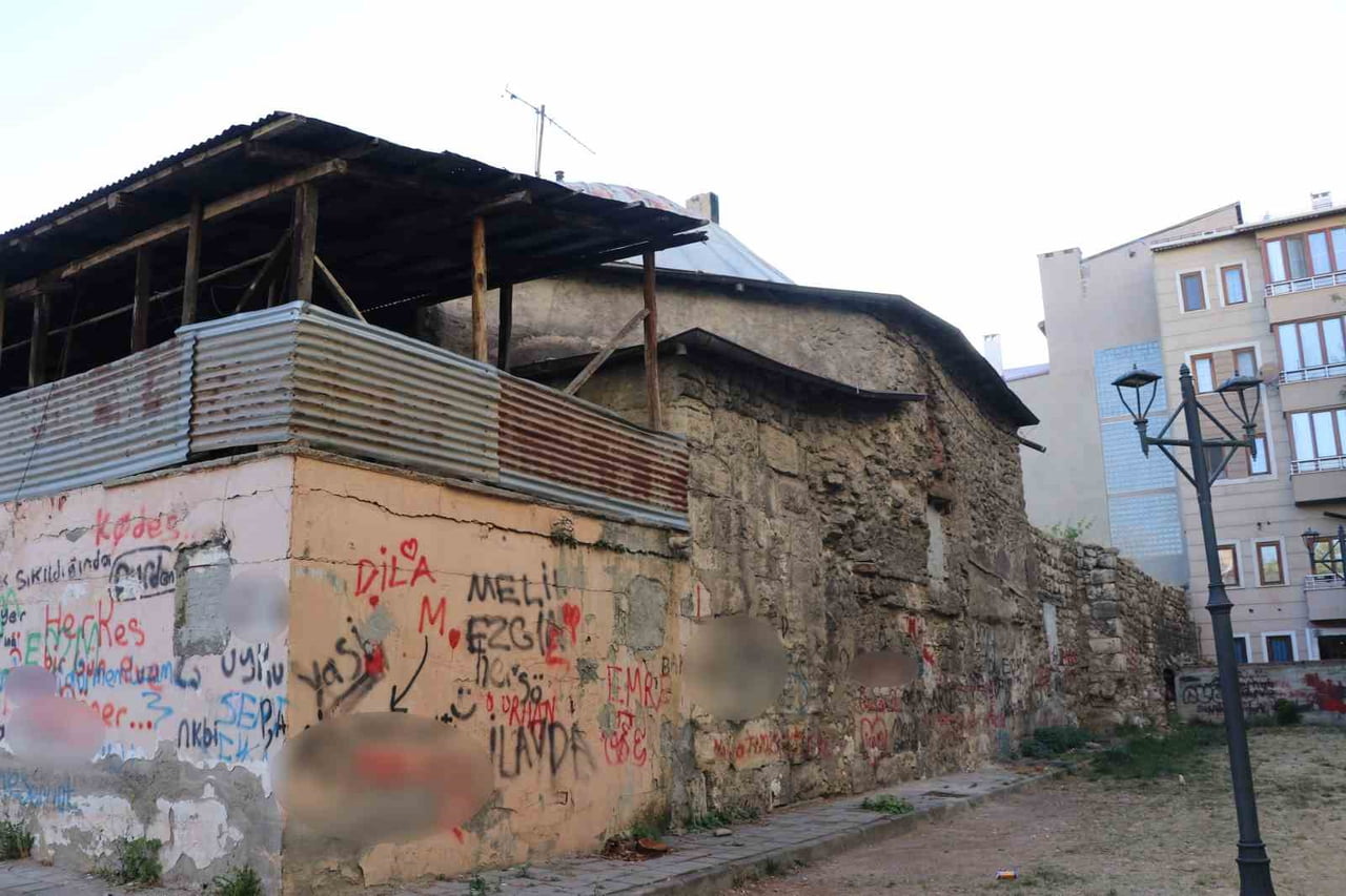 SİVAS’TA OSMANLI DÖNEMİNE AİT 17. YÜZYILDAN GÜNÜMÜZE GELEN TARİHİ PAŞA HAMAMI, YILLARA MEYDAN...