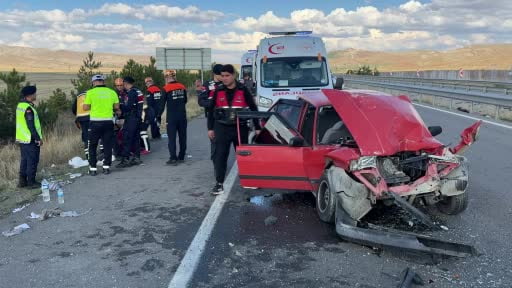 Sivas’ta otomobil tıra arkadan çarptı: 6 yaralı