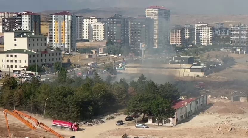 SİVAS’TA YERLEŞİM YERİ YAKINLARINDA BULUNAN OTLUK ALANDA YANGIN ÇIKTI. İTFAİYE EKİPLERİNİN...