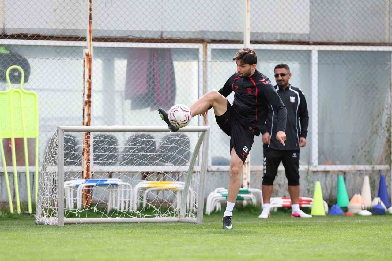 SİVASSPOR, MİLLİ MAÇLAR NEDENİYLE LİGE VERİLEN ARADA ÇALIŞMALARINA TEKNİK DİREKTÖR İSMET TAŞDEMİR...