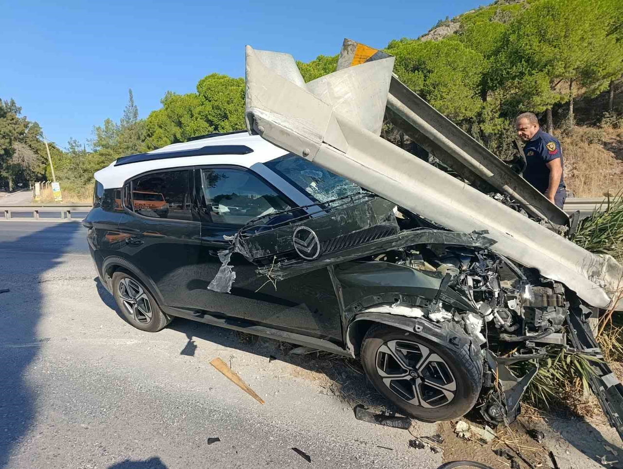 SÖKE’DE OTOMOBİL BARİYERE ÇARPTI: 1 YARALI