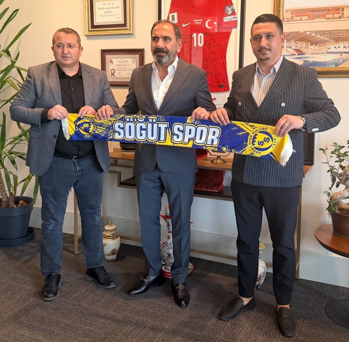 SOLDAKİ KULİÜ BAŞKANI ORTADAKİ TFFF BAŞKANVEKİLİ SAĞDAKİ FUTBOL ŞUBE SORUMLUSU