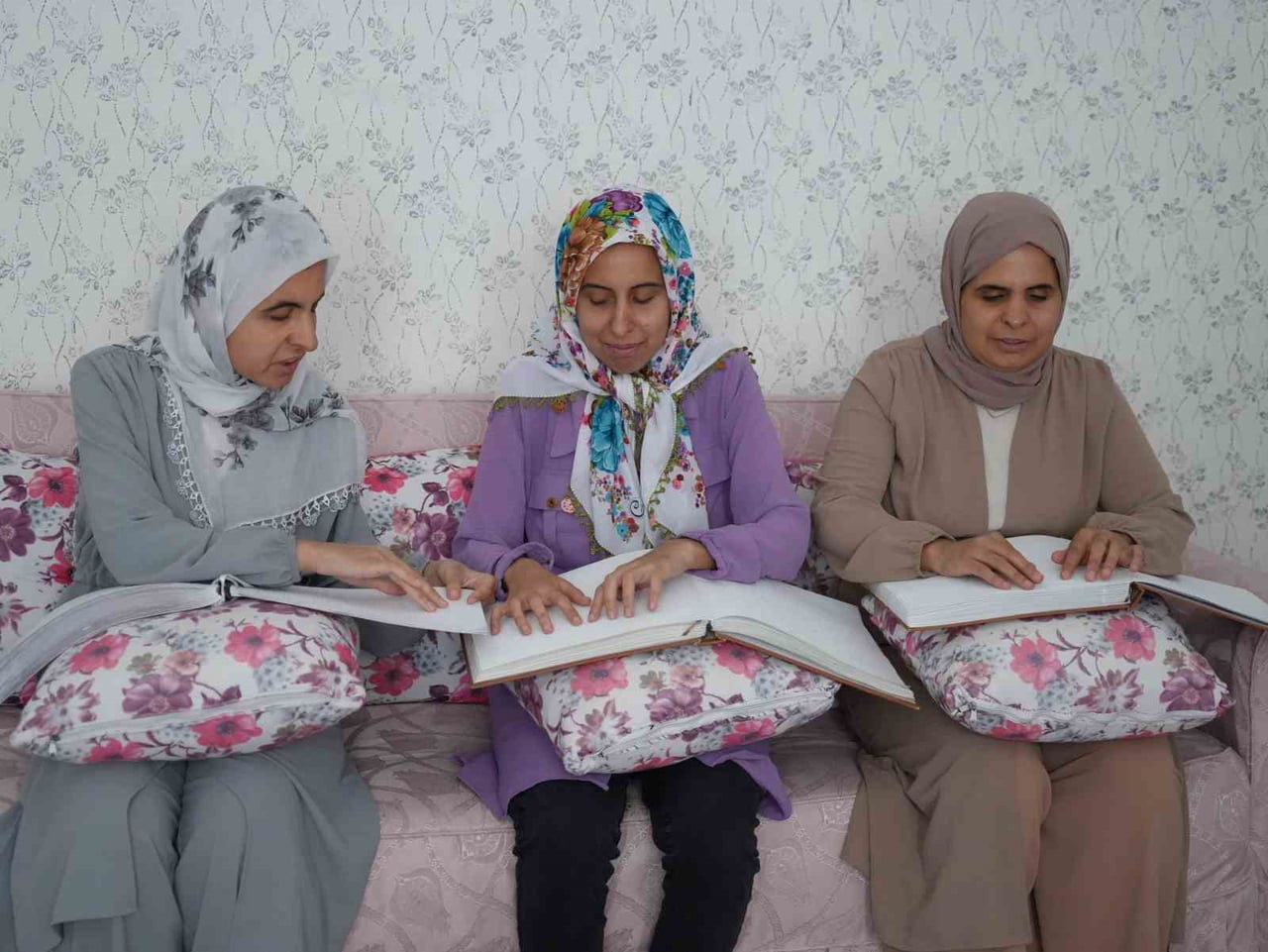 SOLDAKİ TÜRKAN AKÇİN, ORTADAKİ HAMİDE AKÇİN SAĞDAKİ SİBEL AKÇİN