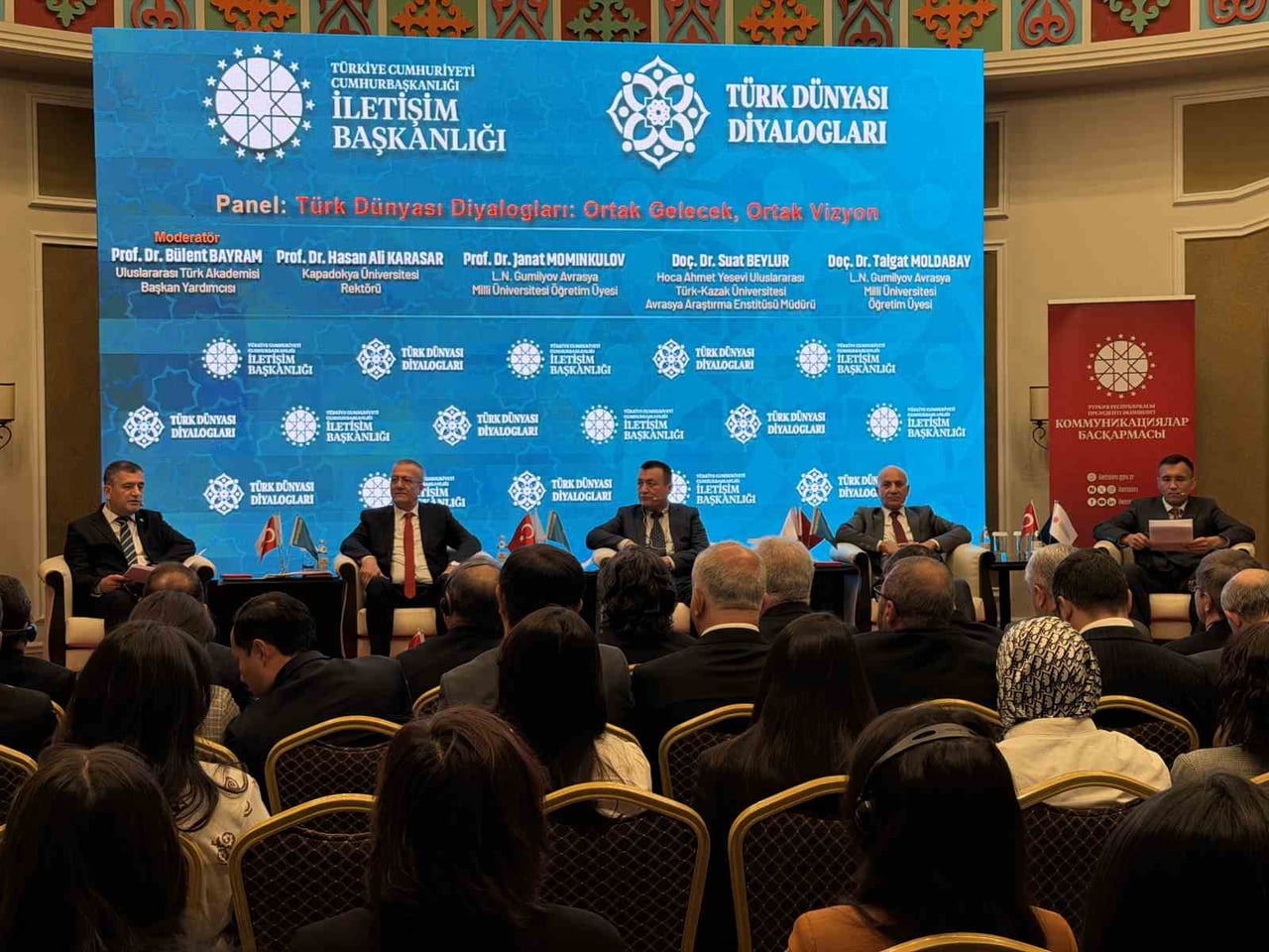 (SOLDAN SAĞA) BÜLENT BAYRAM'IN MODERATÖRLÜĞÜNDEKİ PANELDE PROF. DR. HASAN ALİ KARASAR, PROF. DR....