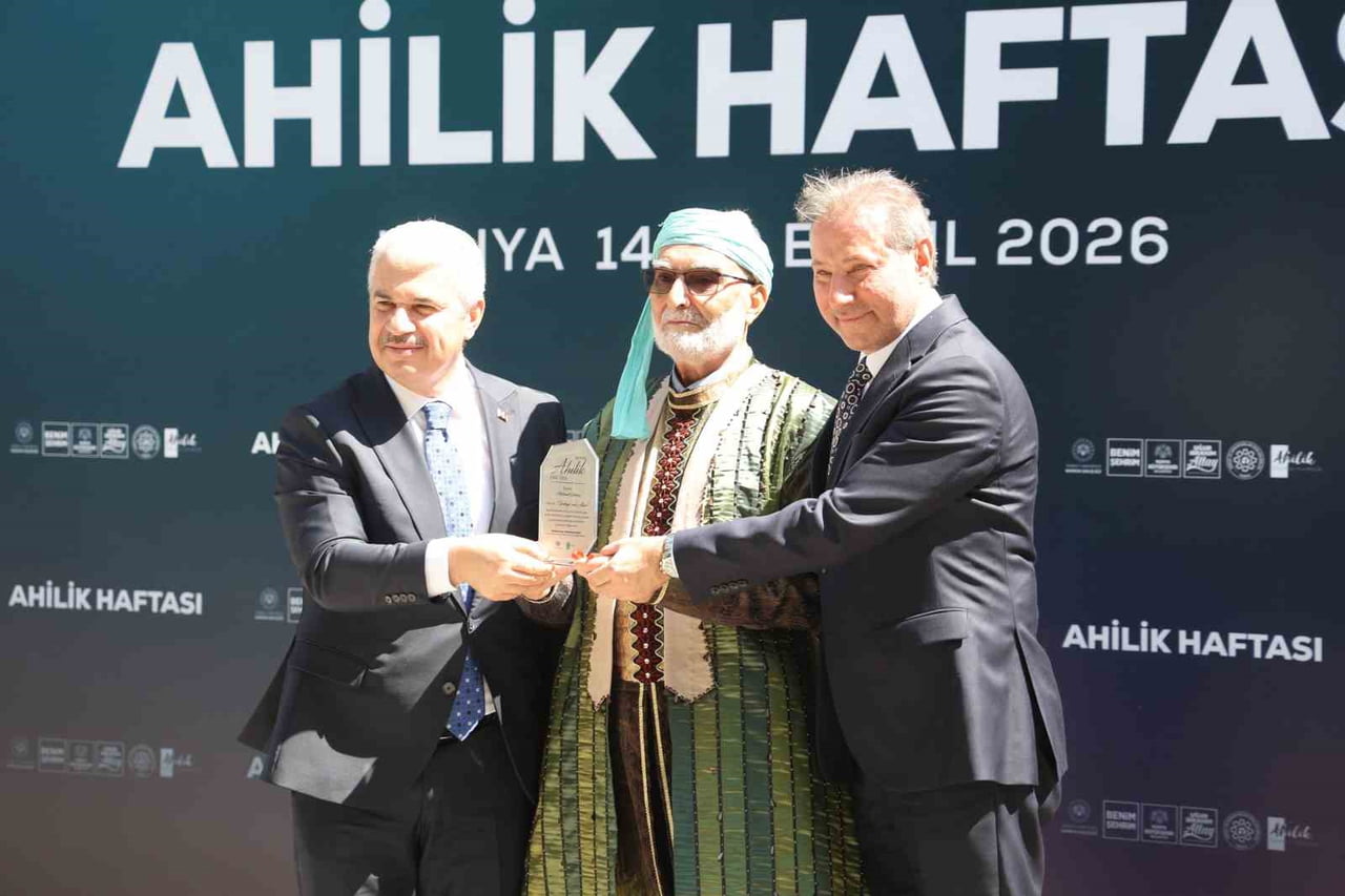 (SOLDAN SAĞA) KONYA VALİSİ İBRAHİM AKIN, YILIN AHİSİ MEHMET GÜNEŞ VE KONESOB BAŞKANI MUHARREM...