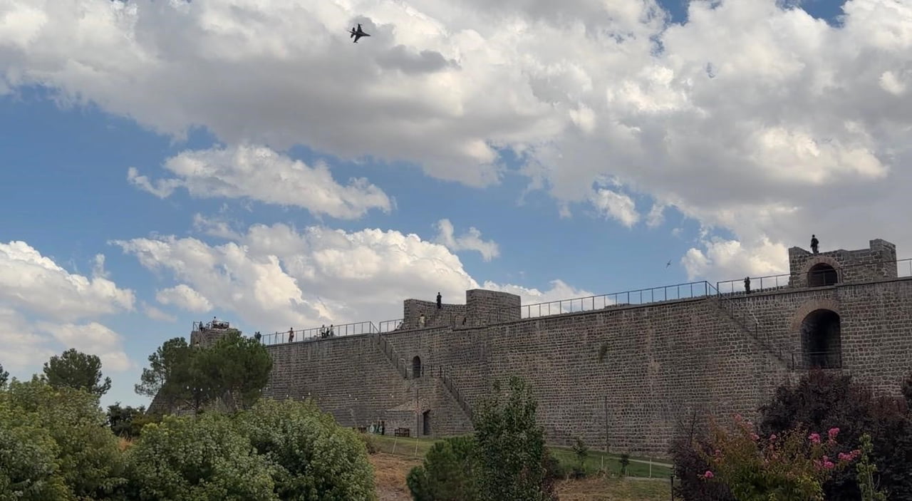 SOLOTÜRK, 3 EKİM’DE GERÇEKLEŞTİRECEĞİ GÖSTERİ UÇUŞU ÖNCESİ DİYARBAKIR SEMALARINDA ÇEVRE TANIMA...