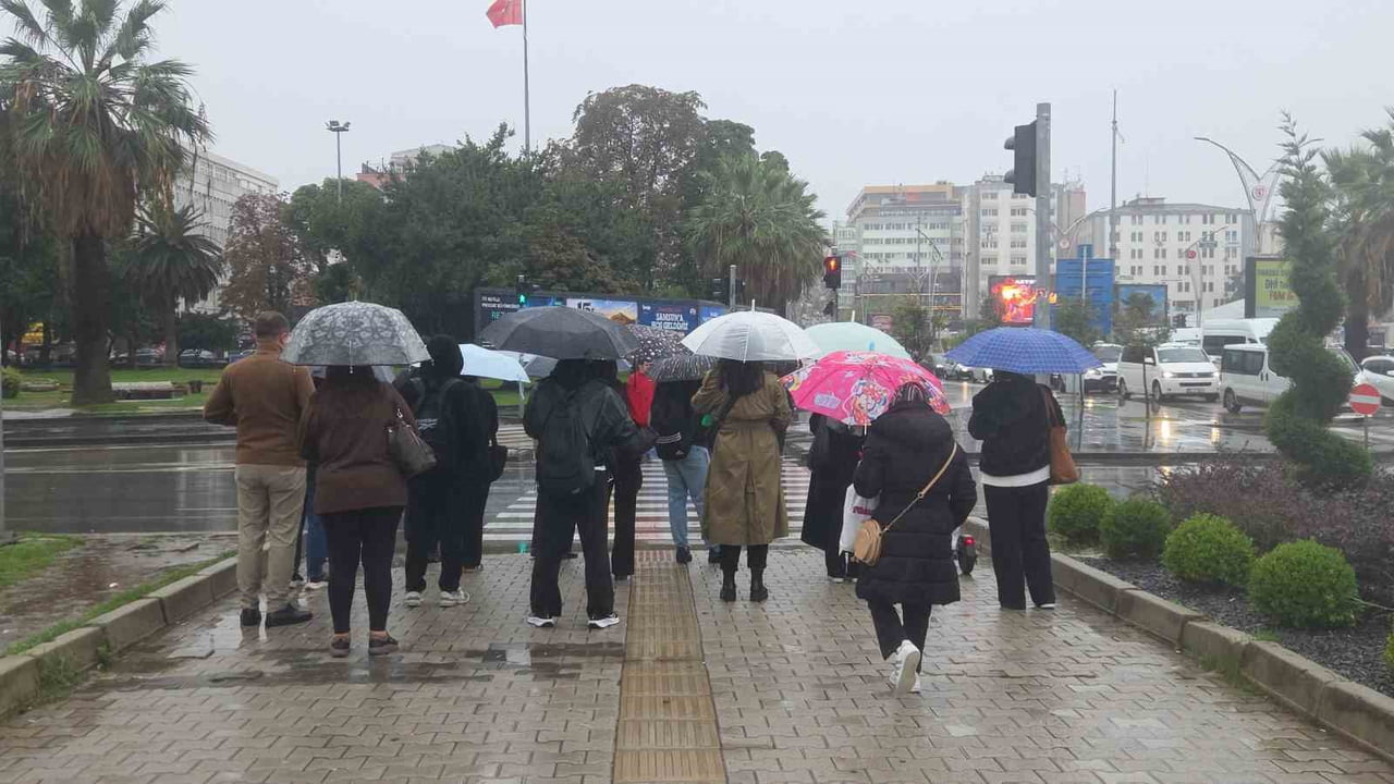 SONBAHAR YAĞMURLARININ ETKİLİ OLDUĞU SAMSUN’DA GÖK GÜRÜLTÜLÜ VE KUVVETLİ YAĞIŞLAR DEVAM EDİYOR....