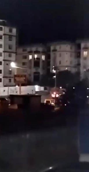 SULTANBEYLİ'DE TERÖR ÖRGÜTÜ DEAŞ MENSUBUNUN ETKİSİZ HALE GETİRİLDİĞİ ÇATIŞMA ANI, BİR VATANDAŞ...
