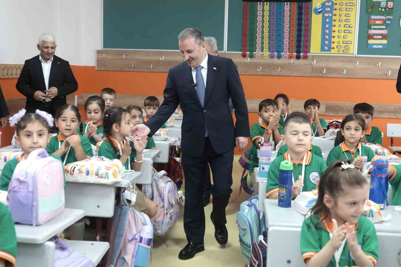 SULTANBEYLİ’DE İLKOKULA BAŞLAYAN TÜM ÖĞRENCİLERE ÜCRETSİZ KIRTASİYE SETİ VERİLDİ. BU HİZMETİ 3...