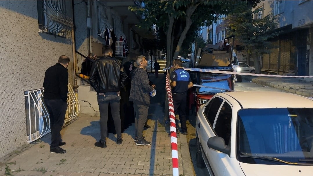 SULTANGAZİ’DE DUVARLARINDA ÇATLAMA MEYDANA GELEN İKİ APARTMAN TAHLİYE EDİLDİ
