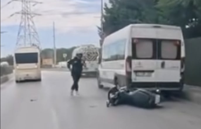 SULTANGAZİ’DE ŞERİT DEĞİŞTİREN MOTOSİKLET, PARK HALİNDEKİ ARAÇ İLE SEYİR HALİNDEKİ DOLMUŞA ÇARPTI....