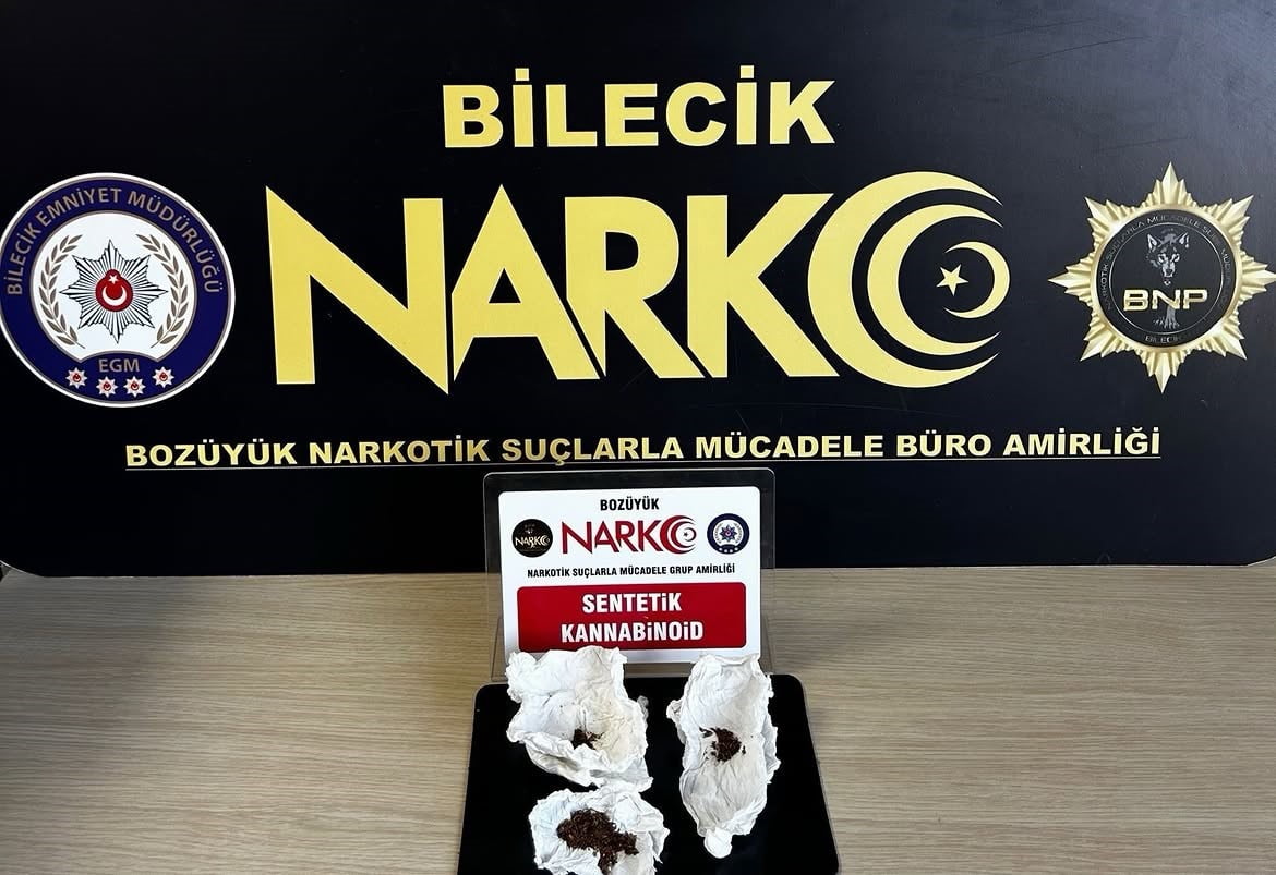 ŞÜPHE ÜZERİNE DURDURULAN KİŞİNİN ÜZERİNDE UYUŞTURUCU MADDE ELE GEÇİRİLİRKEN