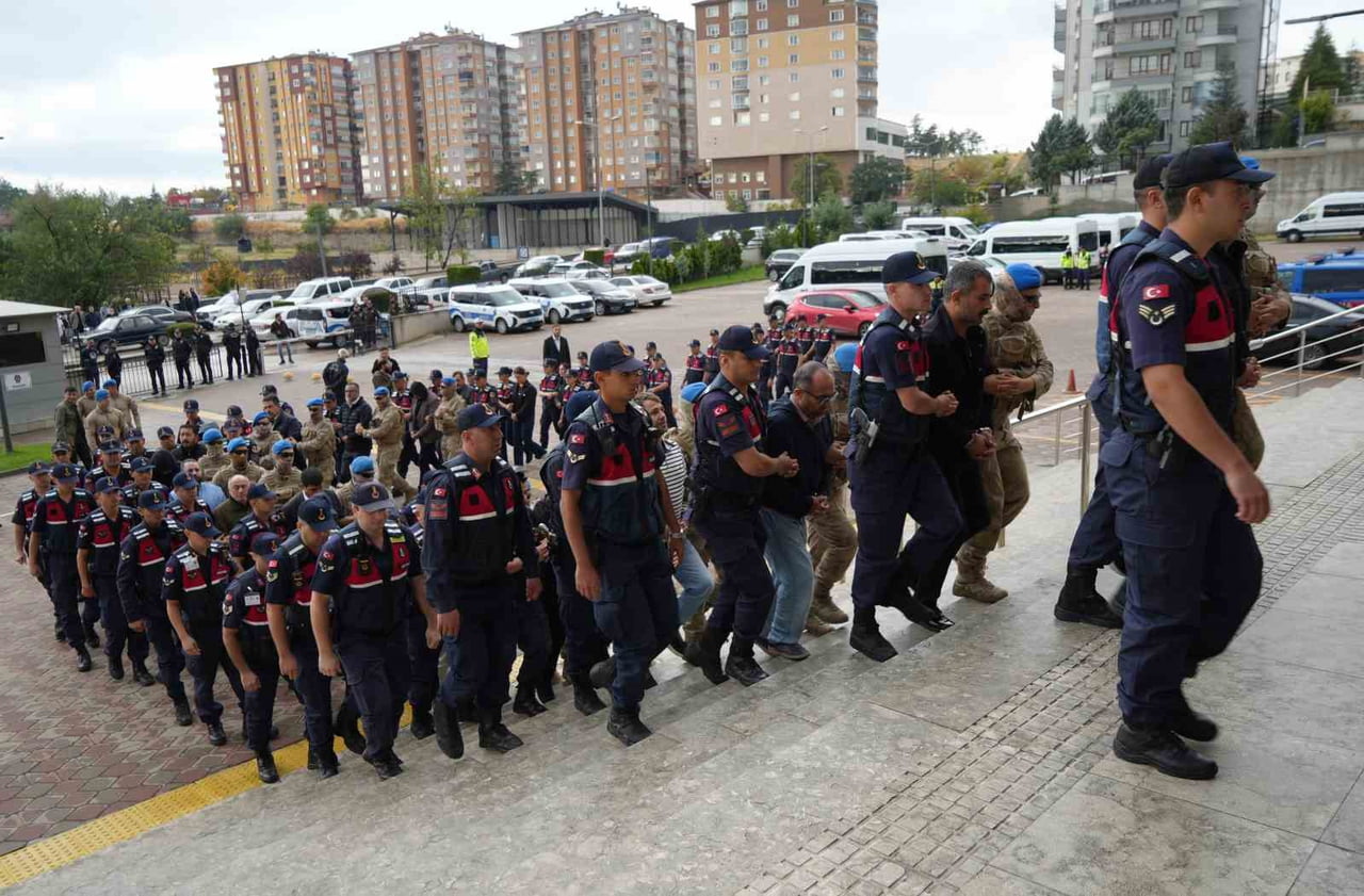 ŞÜPHELİLER, HAKİM KARŞISINA ÇIKMAK ÜZERE ADLİYEYE GETİRİLDİ.