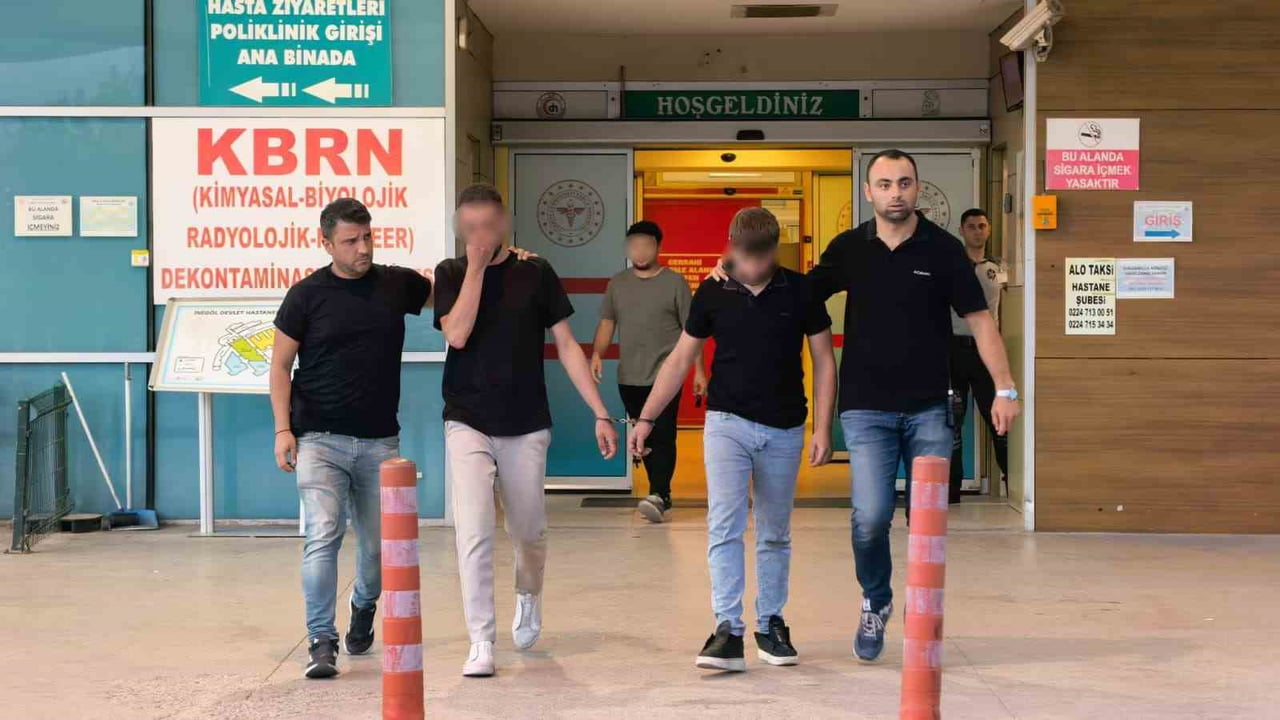 ŞÜPHELİLER, HASTANEDEKİ İŞLEMLERİNİN ARDINDAN ADLİYEYE SEVK EDİLDİ.