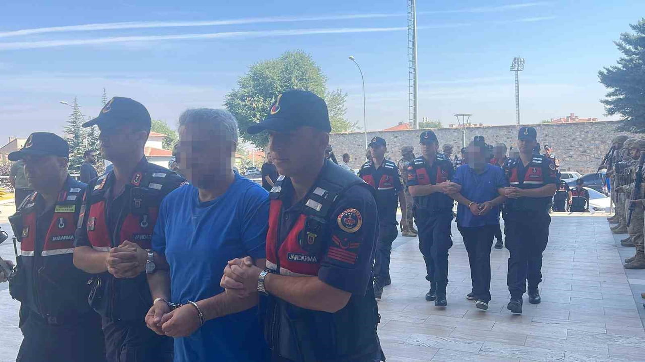 ŞÜPHELİLERDEN 4’Ü ÇIKARILDIKLARI MAHKEMECE TUTUKLANIRKEN, 3 ŞÜPHELİ ADLİ KONTROL ŞARTIYLA SERBEST...
