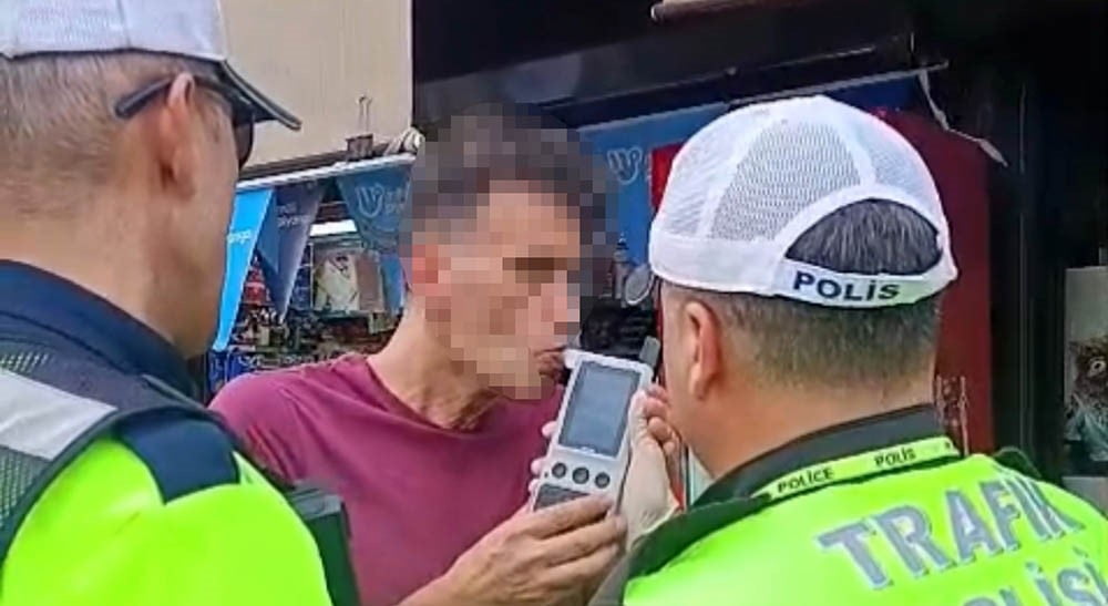 SÜRÜCÜ, ALKOL KONTROLÜ SIRASINDA ALKOLMETREYİ ÜFLEMEK YERİNE İÇİNE NEFES ÇEKEREK POLİS EKİPLERİNİ...