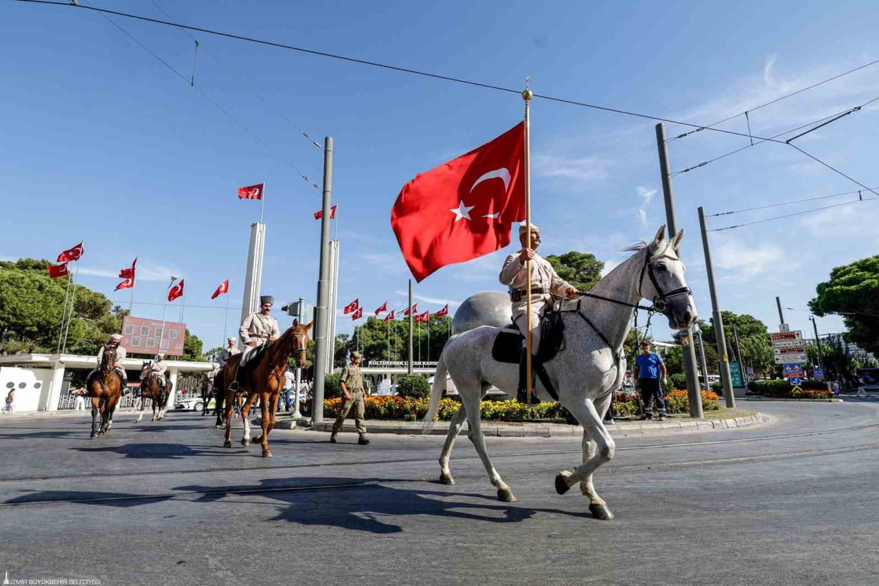SÜVARİ BİRLİKLERİ 9 EYLÜL 1922'DE OLDUĞU GİBİ HEYBETLİ ATLARIYLA İZMİR SOKAKLARINA COŞKUYU...