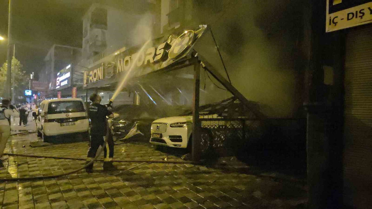 TALYA'NIN KEPEZ İLÇESİNDE BİR OTO GALERİ DÜKKANINDA BAŞLAYAN YANGIN, KISA SÜREDE BÜYÜYEREK İŞ...