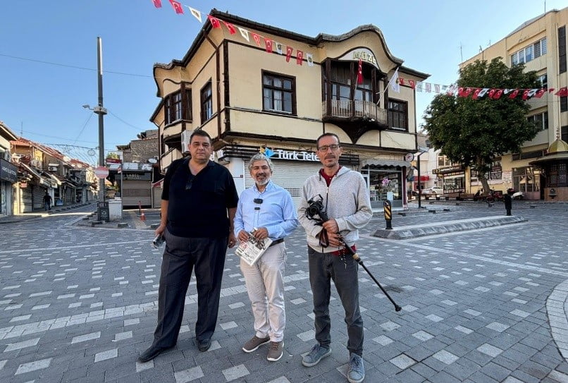 TARİH ÖĞRETMENİ MESUT KOCAMAN VE MUSTAFA UYSAL SAĞDA EN SOLDA SİYAHLI METİN ERTEKİN