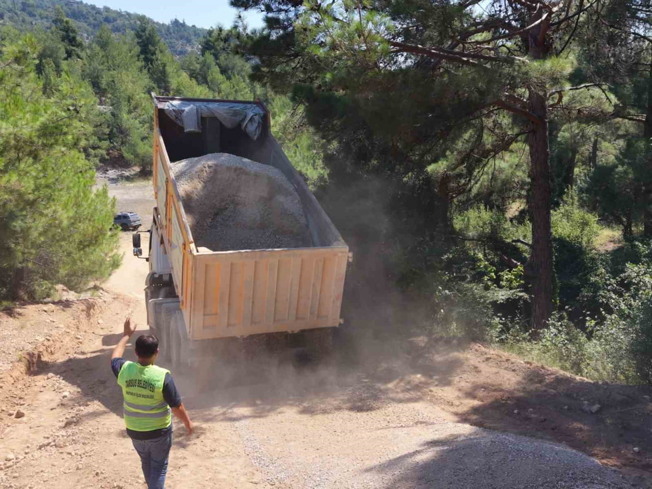 TARSUS BELEDİYESİ, KIRSAL MAHALLELERDE VATANDAŞLARIN ULAŞIMINI KOLAYLAŞTIRMAK AMACIYLA YOL BAKIM...