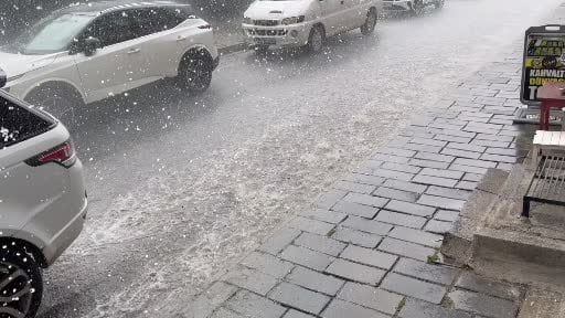 Tatvan’da sağanak ve dolu etkili oldu