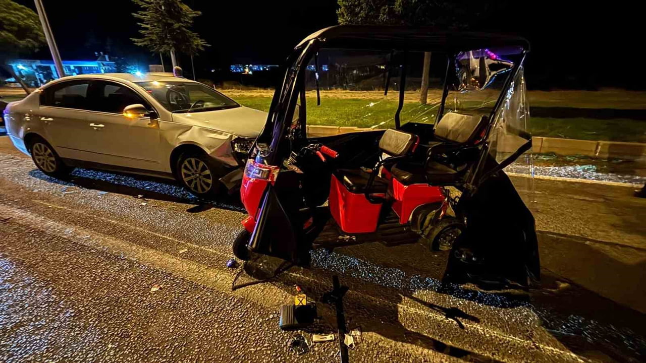 TAVŞANLI'DA OTOMOBİL ELEKTRİKLİ BİSİKLETE ÇARPTI: 2 YARALI
