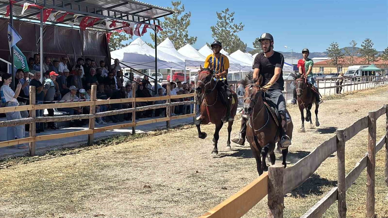 TAVŞANLI’DA RAHVAN AT YARIŞLARI HEYECANI YAŞANDI