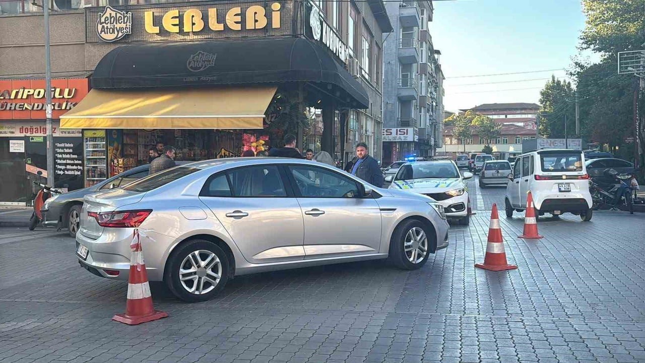 TAVŞANLI İLÇESİNDE OTOMOBİL İLE MOTOSİKLETİN ÇARPIŞMASI SONUCU MEYDANA GELEN TRAFİK KAZASINDA 1...