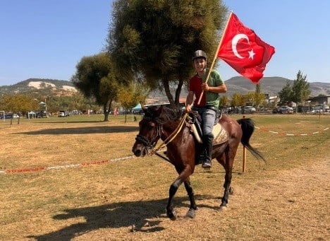 TAVŞANLILI "KUYUMCU" RAHVAN AT YARIŞLARINDA ŞAMPİYON OLDU