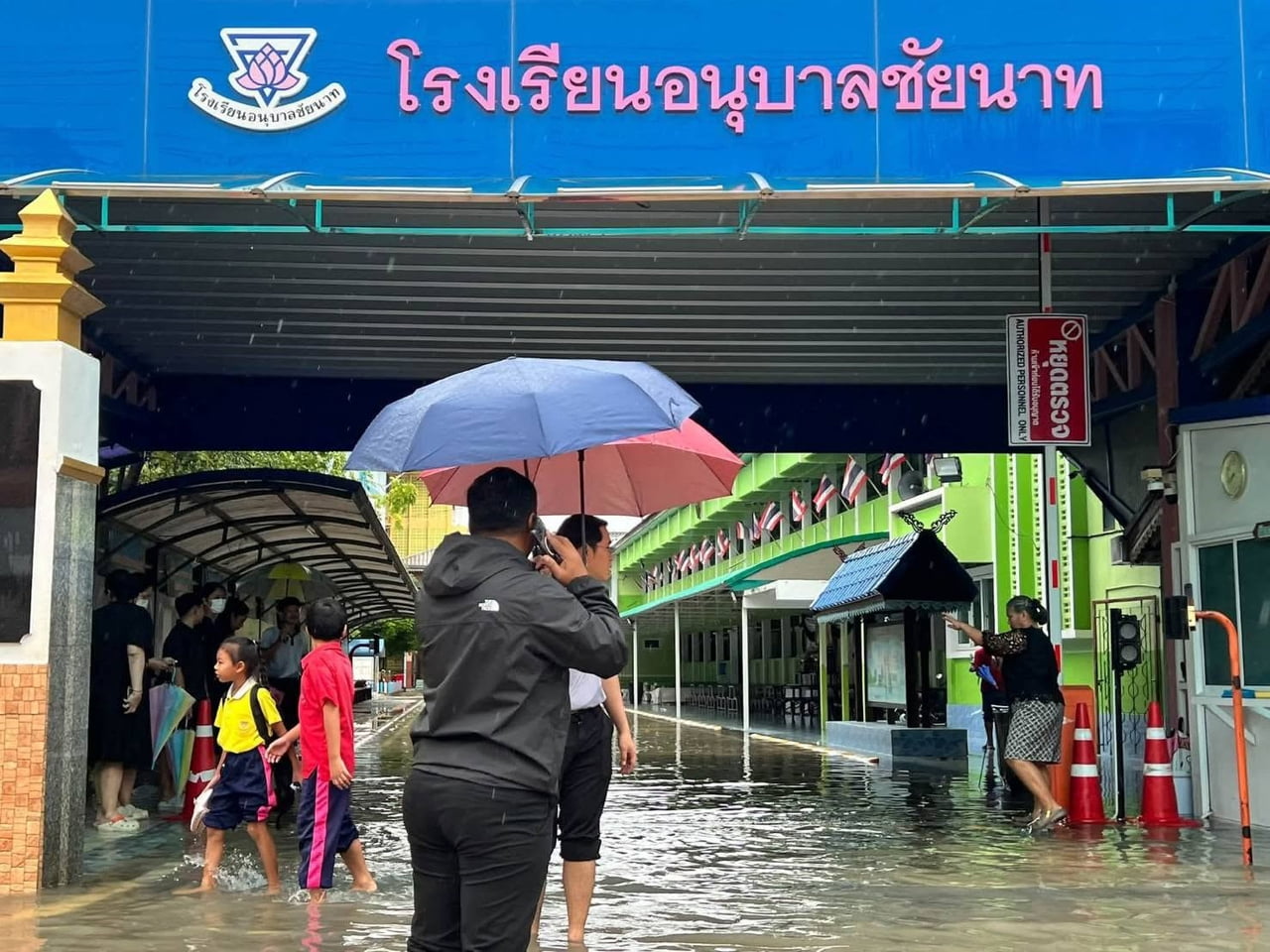 TAYLAND'IN BAŞKENTİ BANGKOK'TA 48 SAATİ AŞKIN SÜREDİR ETKİLİ OLAN ŞİDDETLİ YAĞIŞLARIN YOL AÇTIĞI...