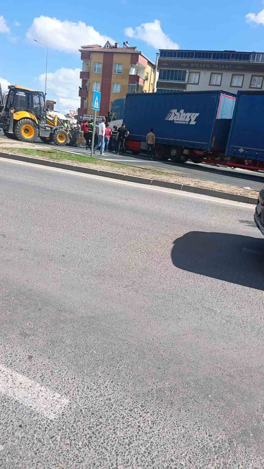 TEKİRDAĞ'DA YAYA GEÇİDİNDE TIRIN ALTINDA KALAN YAŞLI KADIN VİNÇ VE KOMPRESÖR YARDIMIYLA...