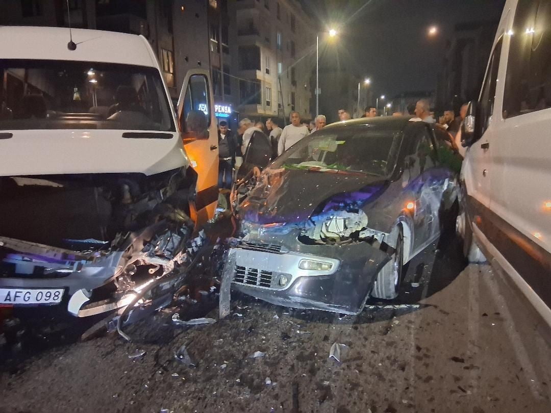 TEKİRDAĞ'IN ÇERKEZKÖY İLÇESİNDE OTOMOBİL İLE MİNİBÜSÜN ÇARPIŞTIĞI KAZADA, SAVRULAN OTOMOBİL PARK...
