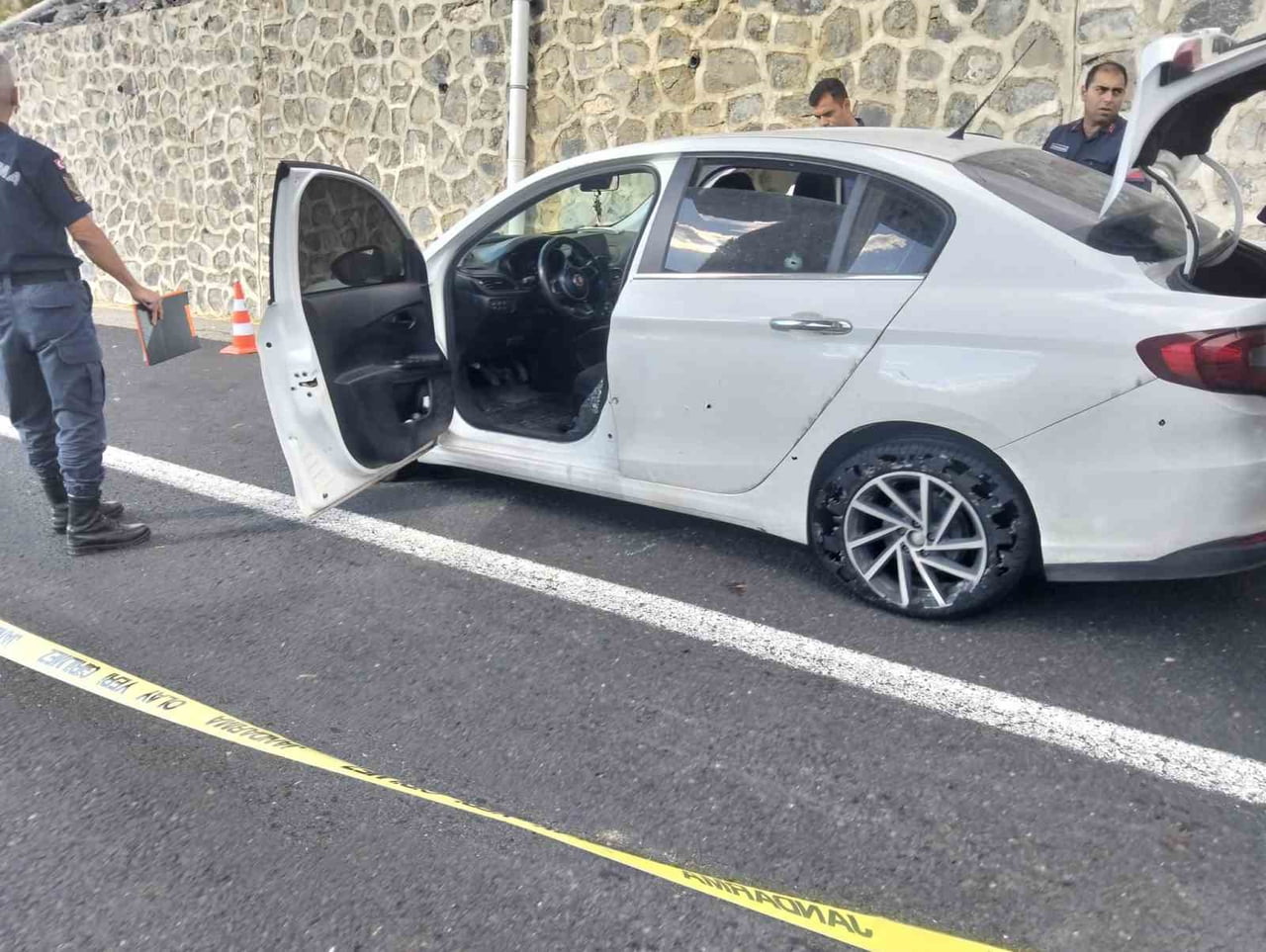 TEKİRDAĞ'IN HAYRABOLU İLÇESİNDE SEYİR HALİNDEKİ OTOMOBİLE SİLAHLA ATEŞ AÇILMASI SONUCU ARAÇ...