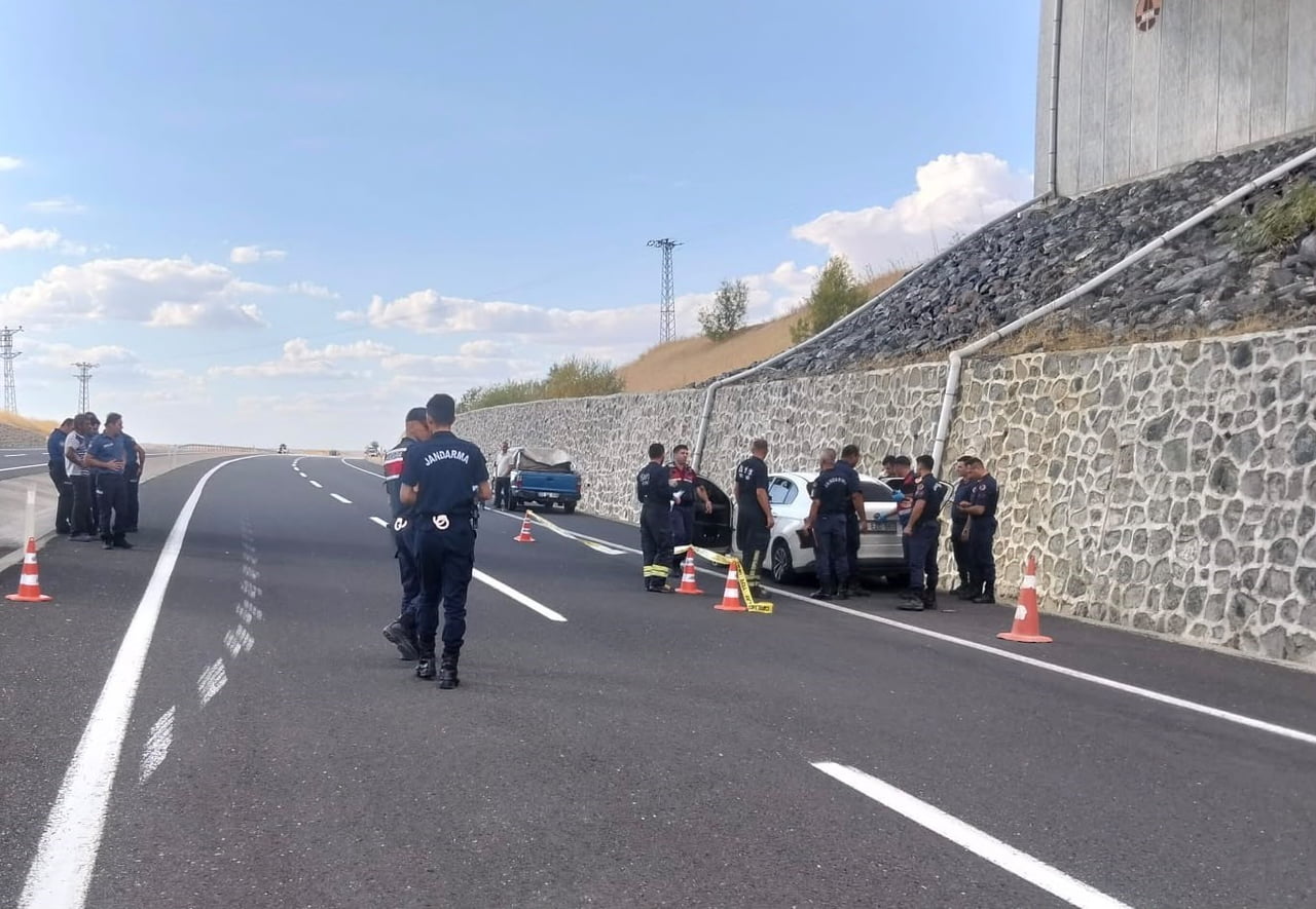 TEKİRDAĞ'IN HAYRABOLU İLÇESİNDE SEYİR HALİNDEKİ OTOMOBİLE SİLAHLA ATEŞ AÇILMASI SONUCU ARAÇ...