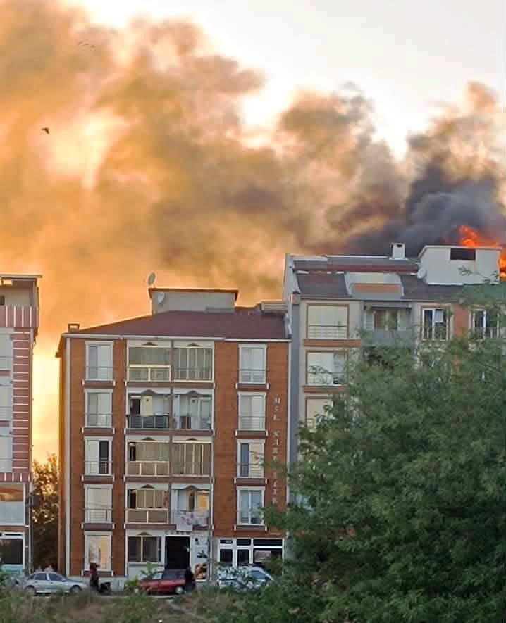 TEKİRDAĞ'IN MURATLI İLÇESİNDE 5 KATLI BİR BİNANIN ÇATI KATINDA ÇIKAN YANGIN MAHALLEDE PANİĞE SEBEP...
