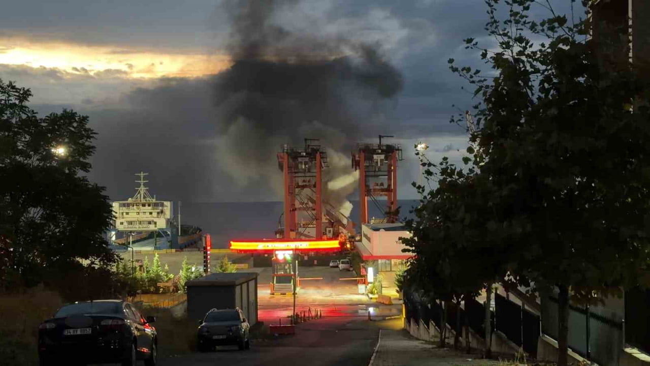TEKİRDAĞ'IN SÜLEYMANPAŞA İLÇESİNDE BULUNAN CEYPORT LİMANI'NDA BİR KAMYONETTE YANGIN ÇIKTI.