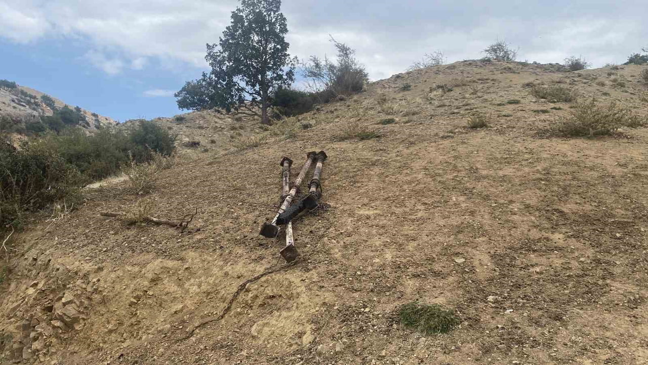 TELEF OLAN KÜÇÜKBAŞ HAYVANLAR İŞ MAKİNALARI YARDIMIYLA TOPRAĞA GÖMÜLDÜ