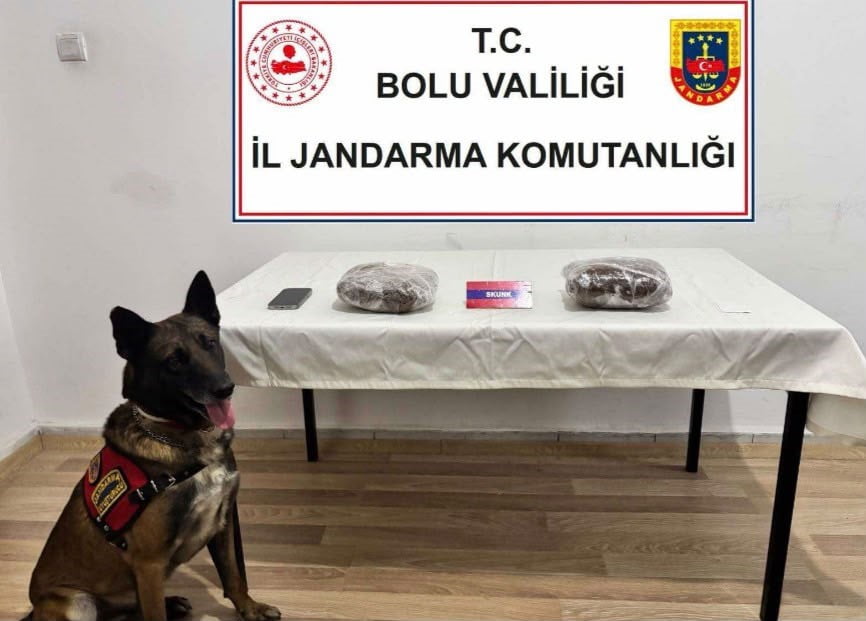 TEM OTOYOLU’NDA BİR YOLCU OTOBÜSÜNDE YAPILAN ARAMADA, ŞÜPHELİNİN ÇANTASINDA 810 GRAM SKUNK VE 1...