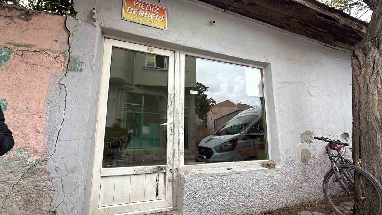 TEPEBAŞI İLÇESİNDE BİR BERBER DÜKKANININ KAPI KİLİDİ DEMİR KESME MAKASIYLA KIRILARAK PVC KAPI VE...
