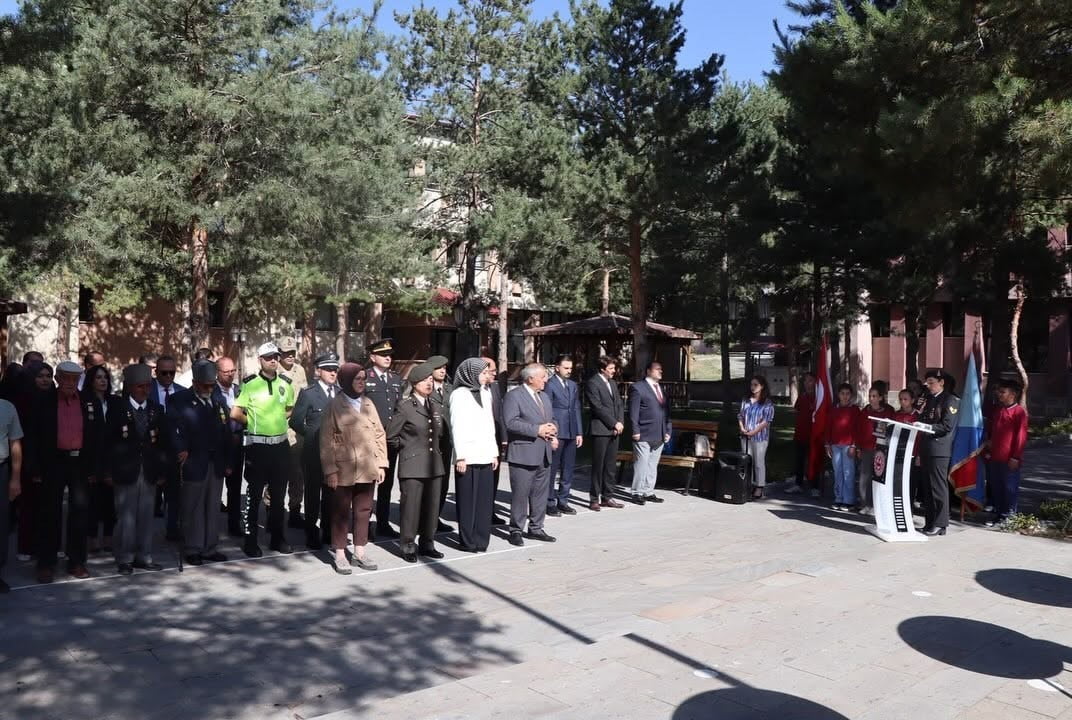 TERCAN’DA GAZİLER GÜNÜ DOLAYISIYLA TÖREN DÜZENLENDİ