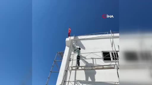Ters dönen Türk bayrağını görünce dayanamadı, 10 metre yüksekliğindeki iskeleye tırmandı