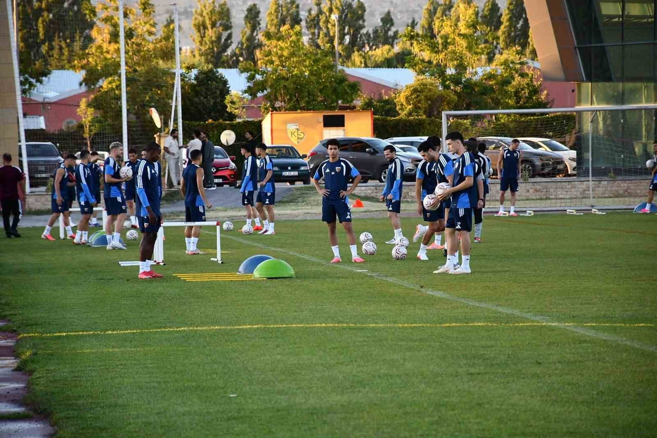 TFF 1. LİG'DE İSTANBULSPOR'U KONUK EDECEK OLAN KAYSERİSPOR, MAÇIN HAZIRLIKLARINA BAŞLADI.