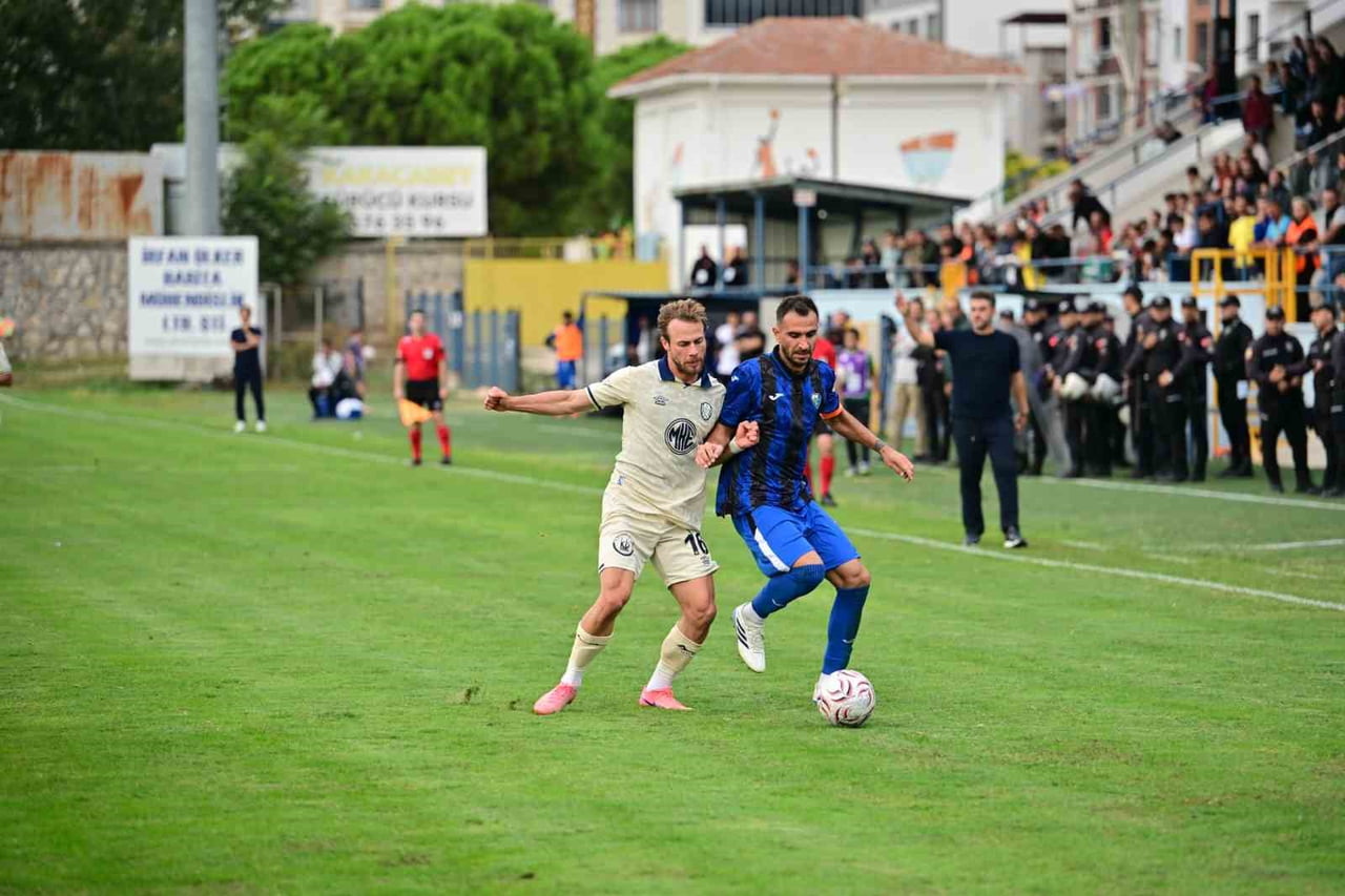 TFF 2’NCİ LİG KIRMIZI GRUP ’ÜNCÜ HAFTA KARŞILAŞMASINDA KARACABEY BELEDİYESPOR, SAHASINDA...