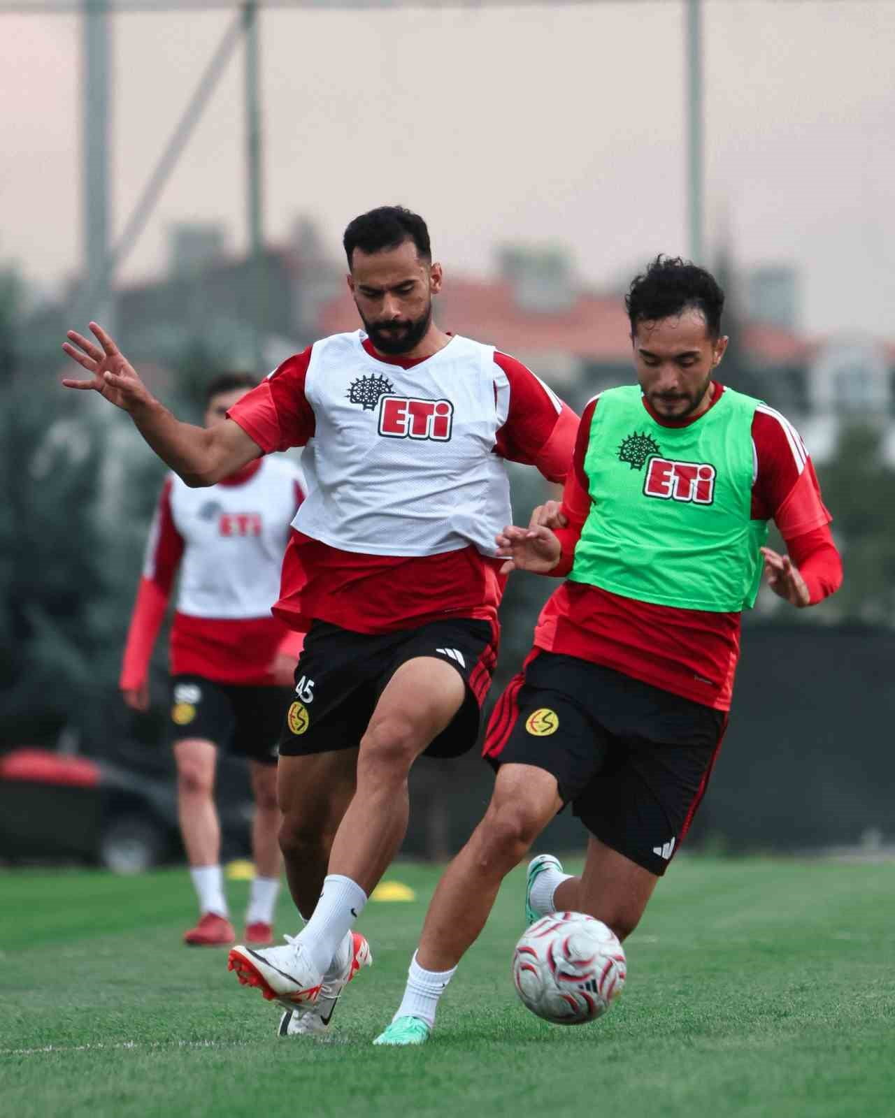 TFF 3. LİG 2. GRUP'TA MÜCADELE EDEN ESKİŞEHİRSPOR, BALIKESİRSPOR MAÇI İÇİN HAZIRLIKLARINI...