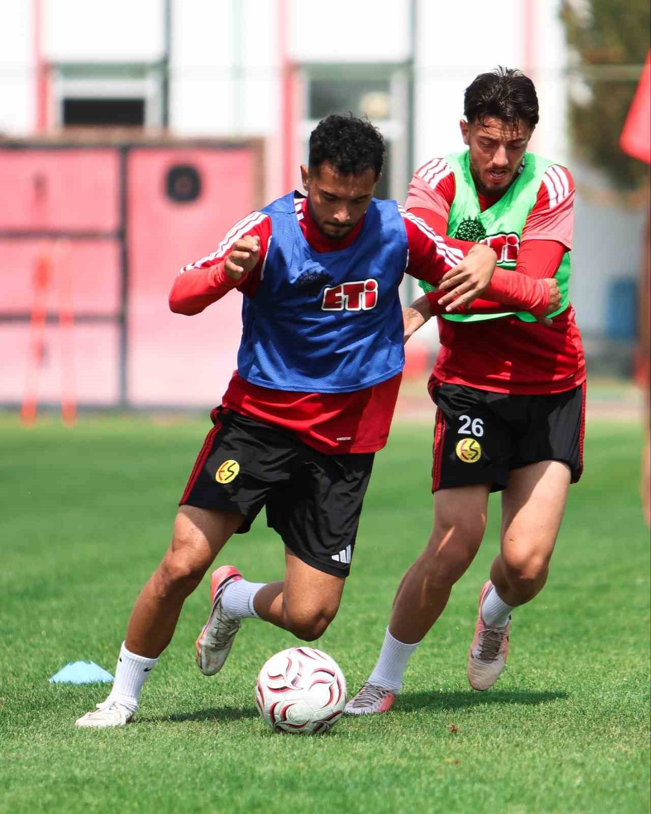 TFF 3. LİG 2. GRUP'TA MÜCADELE EDEN ESKİŞEHİRSPOR, BİGASPOR DEPLASMANI İÇİN HAZIRLIKLARA...
