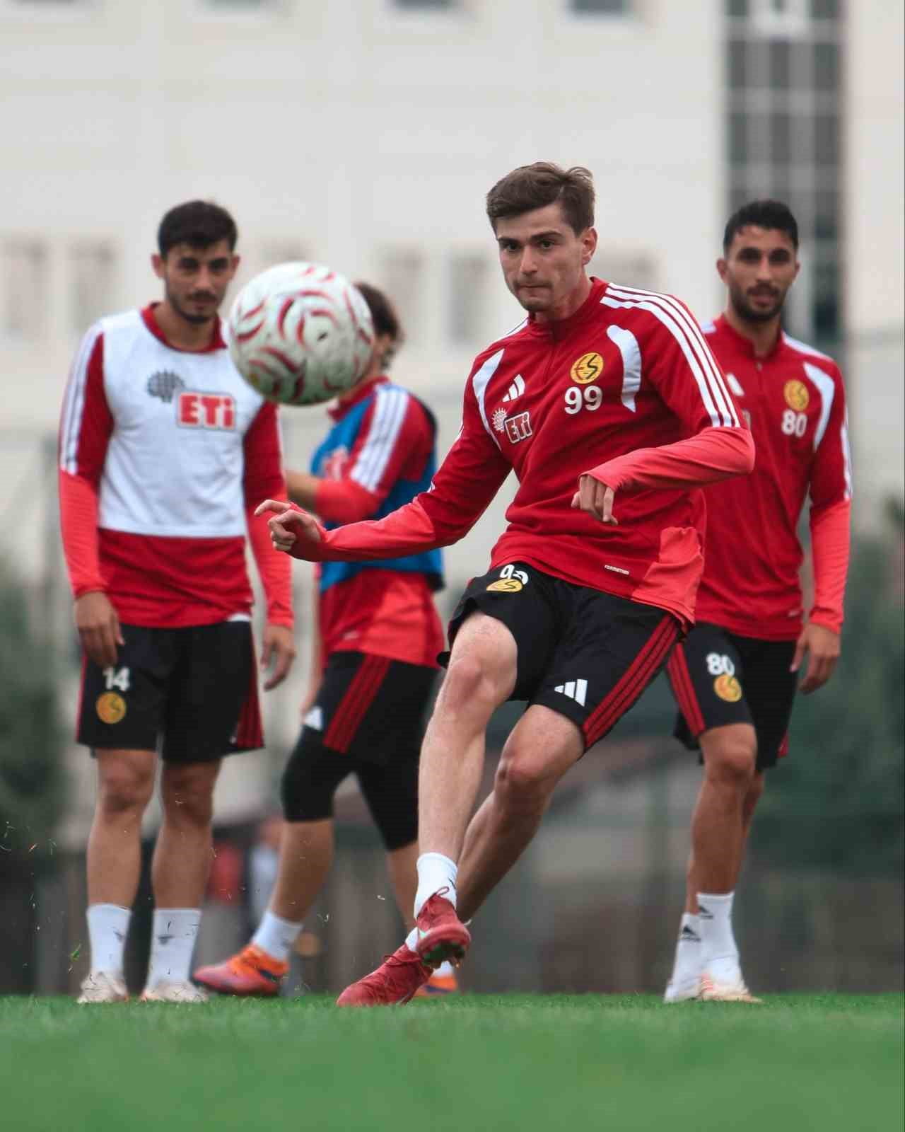 TFF 3. LİG 2. GRUP'TA MÜCADELE EDEN ESKİŞEHİRSPOR, BİGASPOR DEPLASMANI İÇİN HAZIRLIKLARINI...