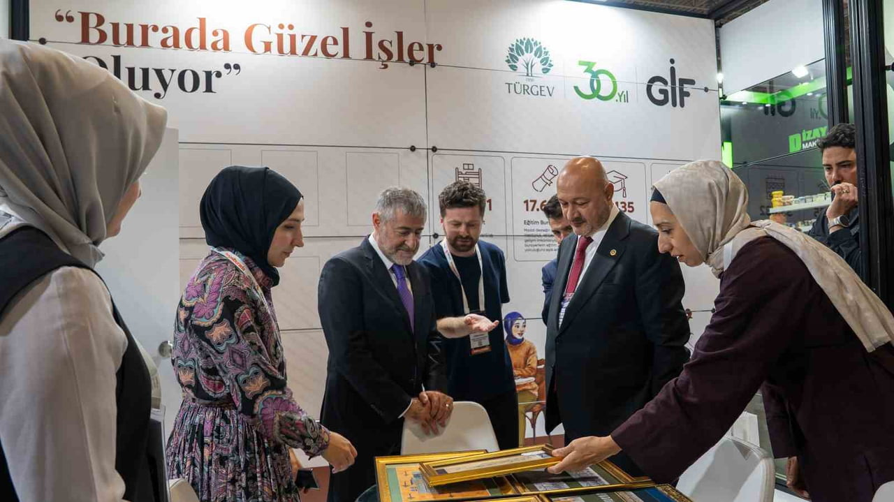TİCARET BAKANI ÖMER BOLAT DA STANDI GEZEREK ÇALIŞMALARI İNCELEDİ, VAKFIN FAALİYETLERİ HAKKINDA...