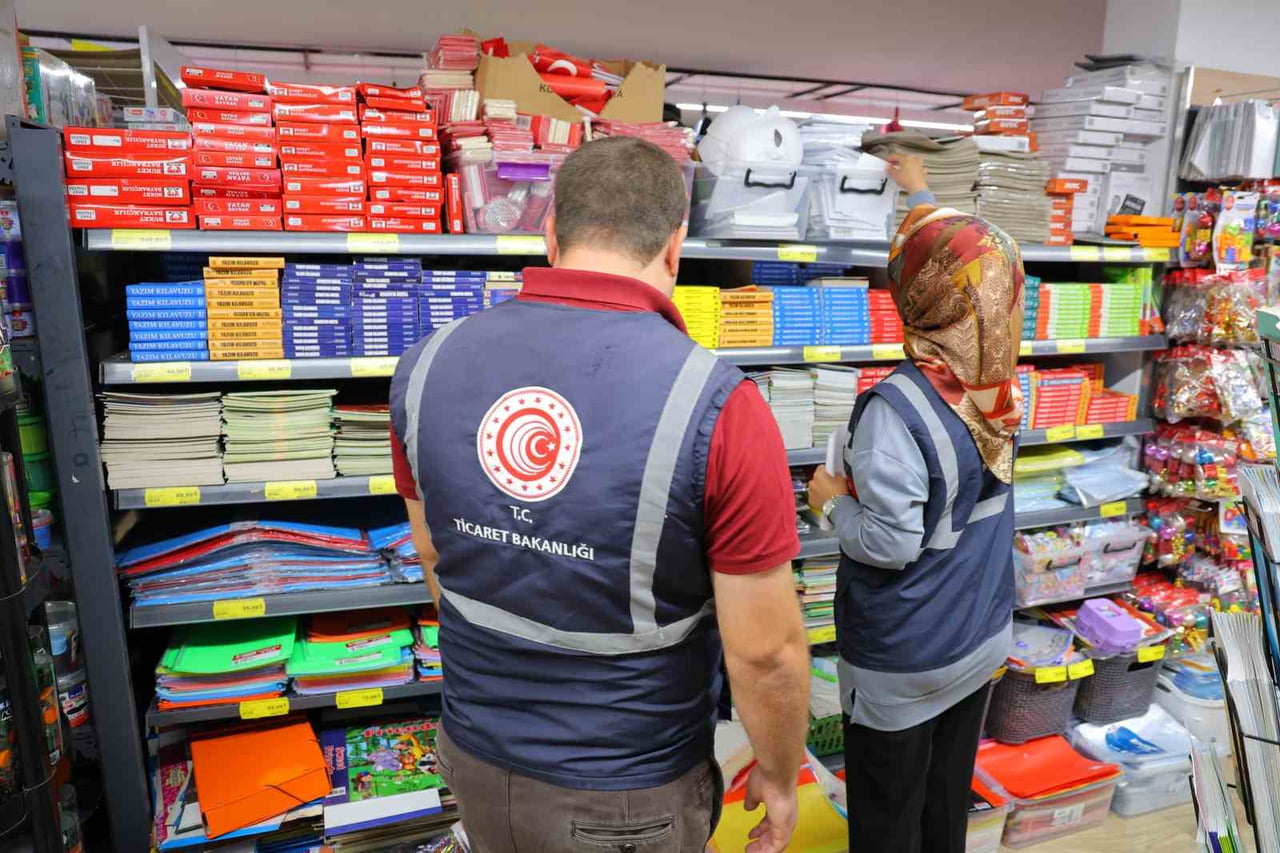 TİCARET BAKANLIĞININ TALİMATLARI DOĞRULTUSUNDA KENT GENELİNDE SÜRDÜRÜLEN DENETİMLERDE, OKULLARIN...