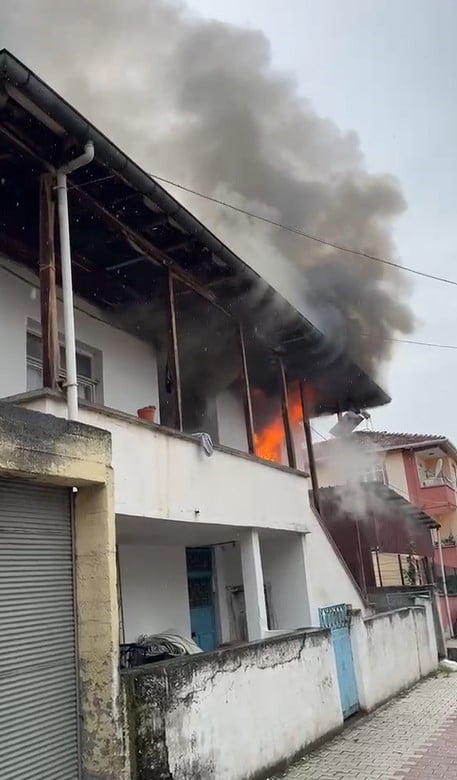 TOKAT'IN ERBAA İLÇESİNDE İKİ KATLI EVDE ÇIKAN YANGIN SÖNDÜRÜLDÜ.