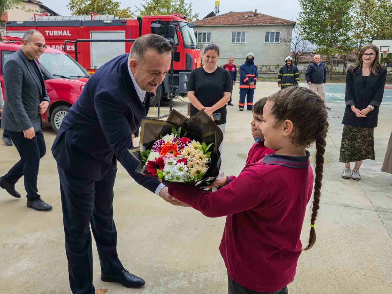 TOKAT'IN TURHAL İLÇESİNDE İTFAİYE HAFTASI KAPSAMINDA DÜZENLENEN ETKİNLİKTE İLKOKUL ÖĞRENCİLERİNE...